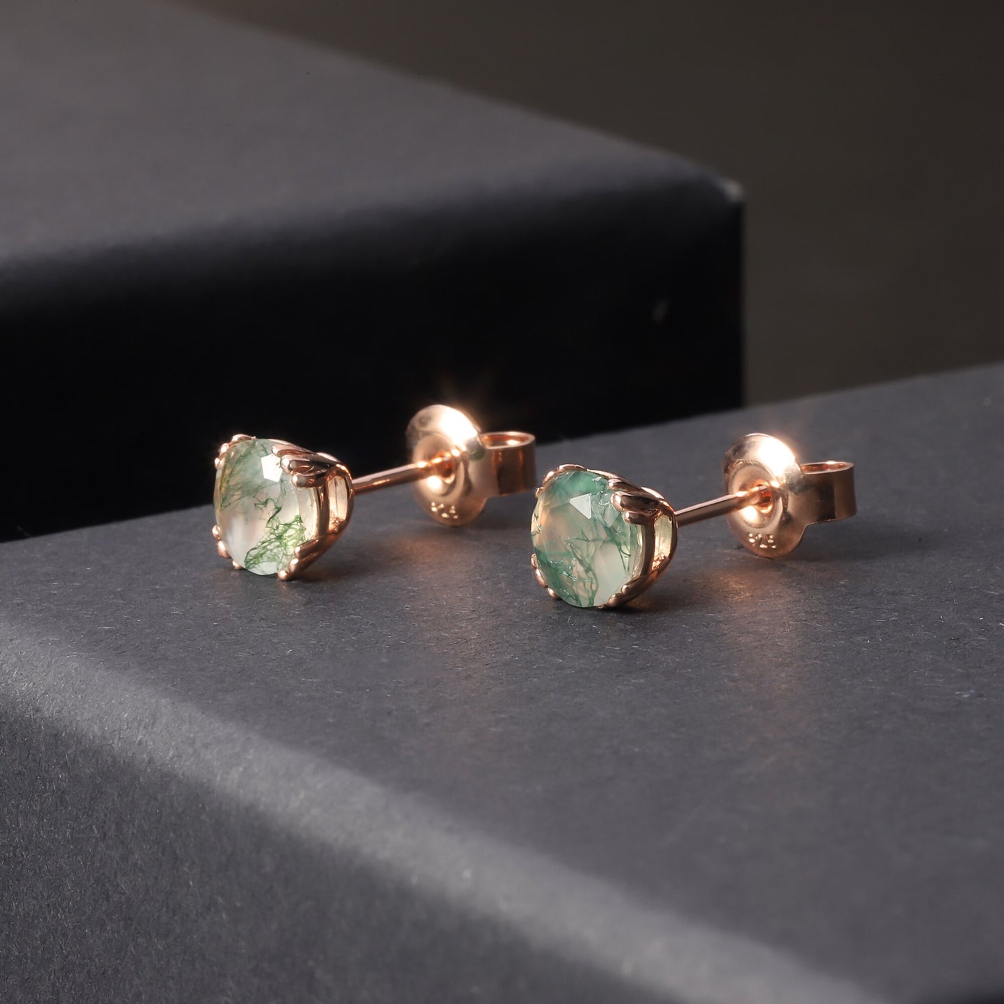 🌲These Moss Agate Earrings add an exquisite touch of nature to your look.